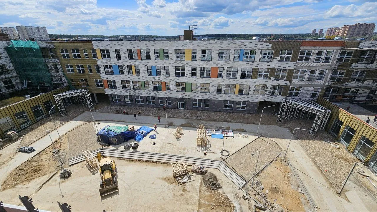Строительство большой школы завершается в микрорайоне Катюшки городского округа Лобня