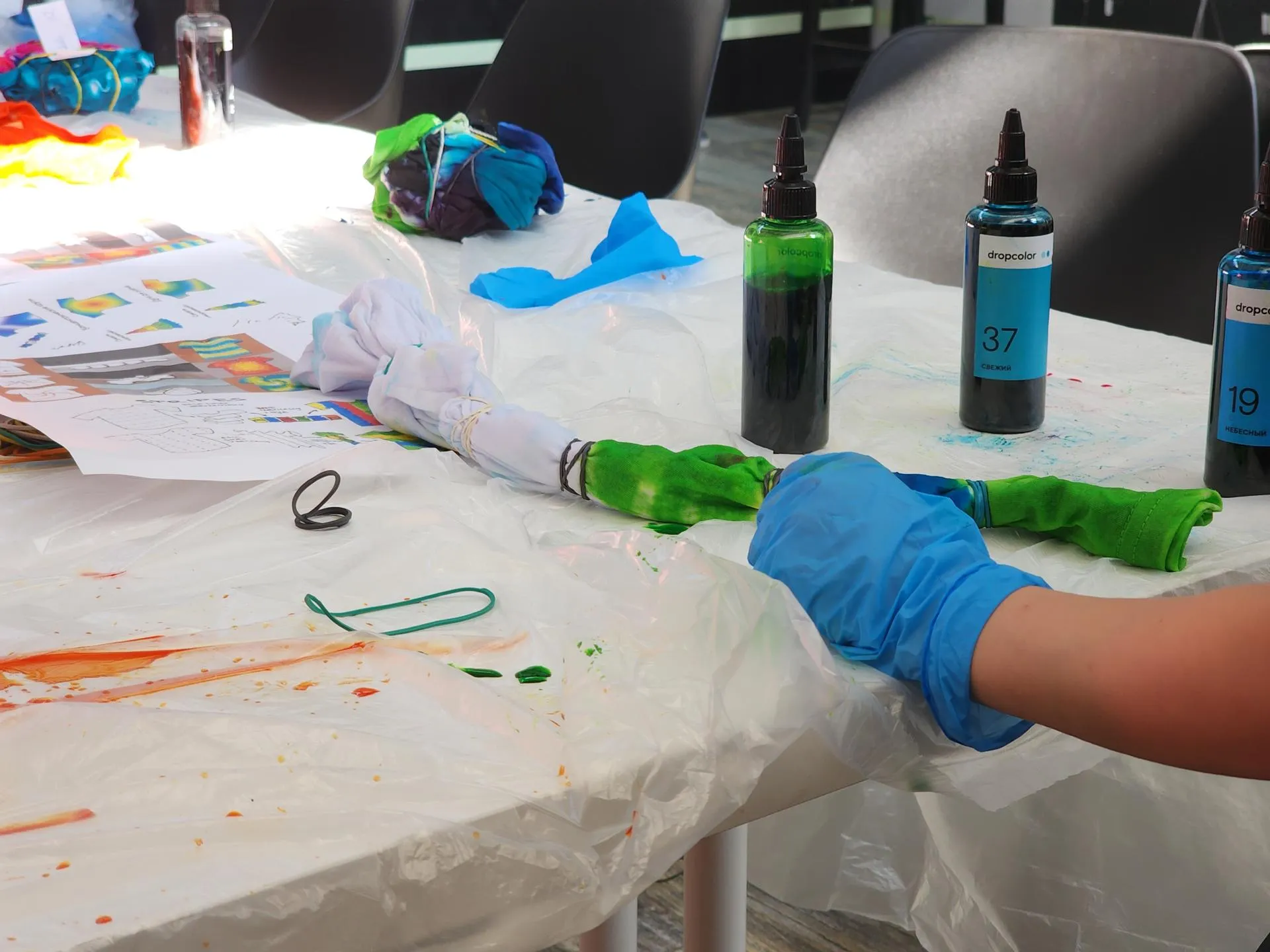 Процесс создания узора на футболке. Фото: Иван Петрушин