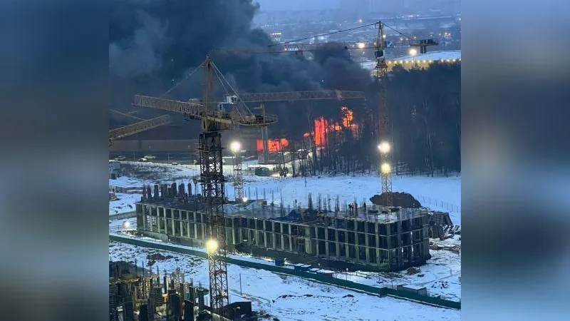 Оперативные службы ликвидируют крупный пожар на территории торгового центра в Балашихе