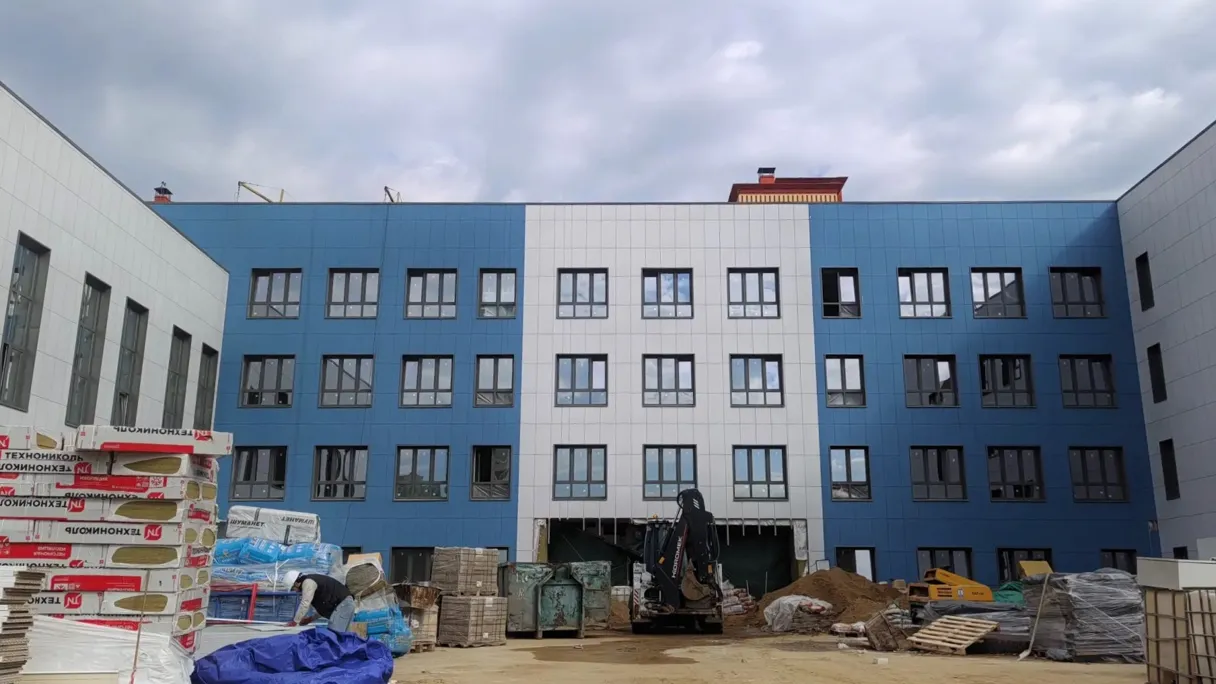 В новом образовательном комплексе ЖК «Новые Островцы» в Люберцах продолжается благоустройство территории