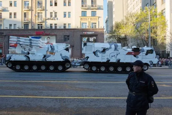 Зенитный ракетно-пушечный комплекс «Панцирь-СА» на базе вездехода ДТ-30 во время прохода военной техники по Тверской улице перед репетицией парада Победы на Красной площади, 2017 год
