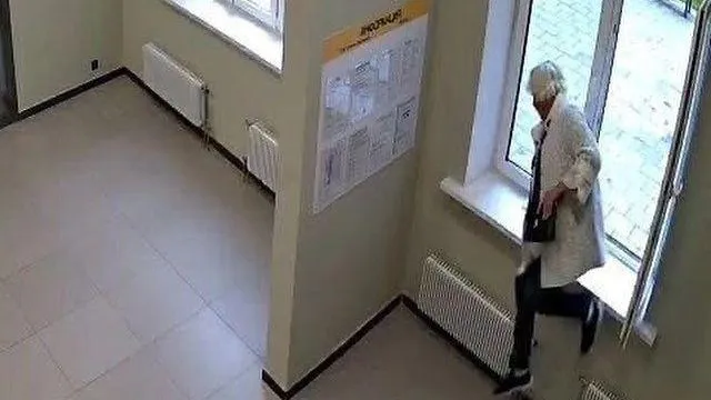 Целеустремленная представительница военкомата пролезла в окно, чтобы раздать повестки в Пушкино