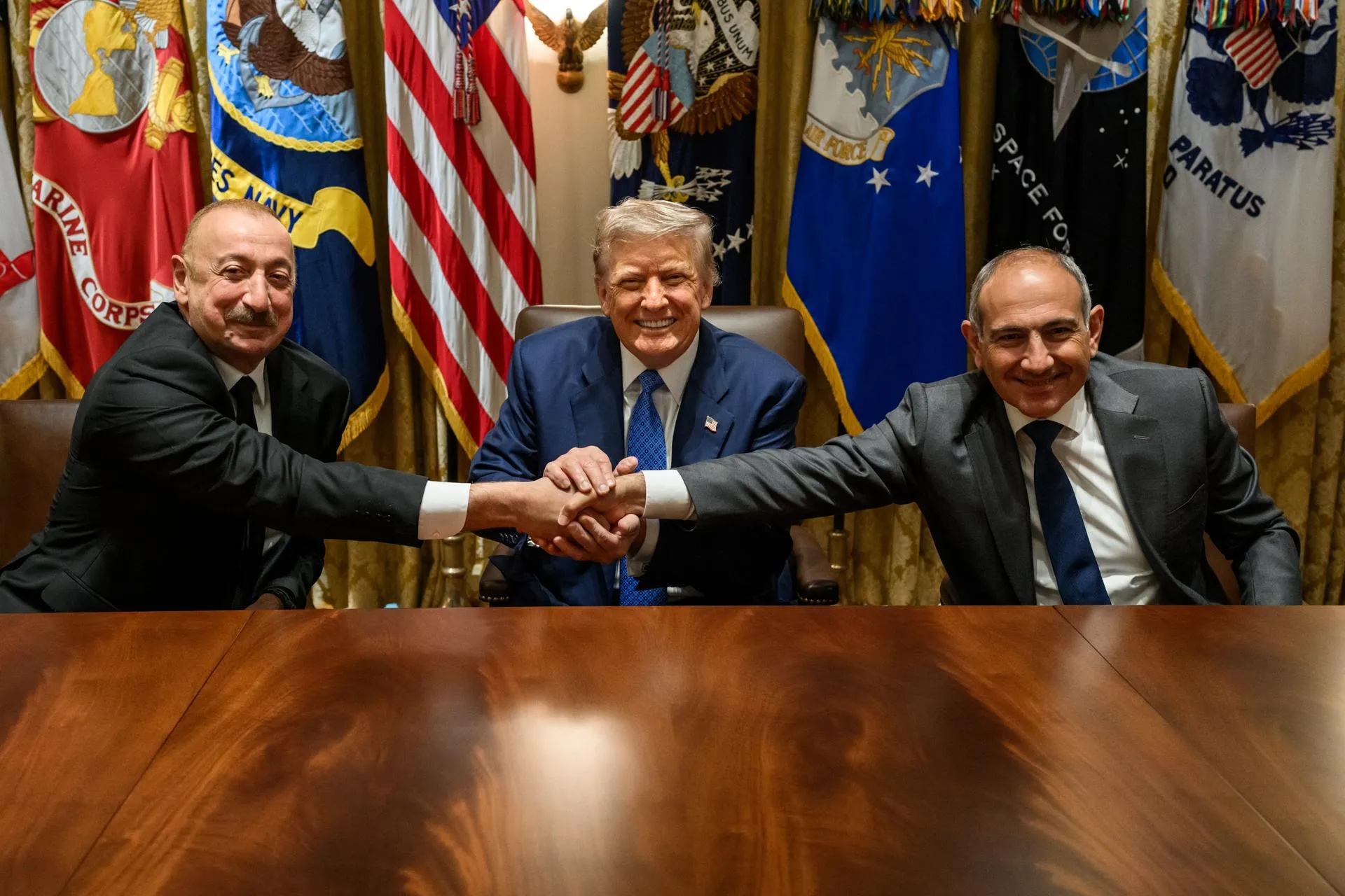 Президенты Азербайджана и США, справа — премьер-министр Армении Никол Пашинян. Daniel Torok/US White House