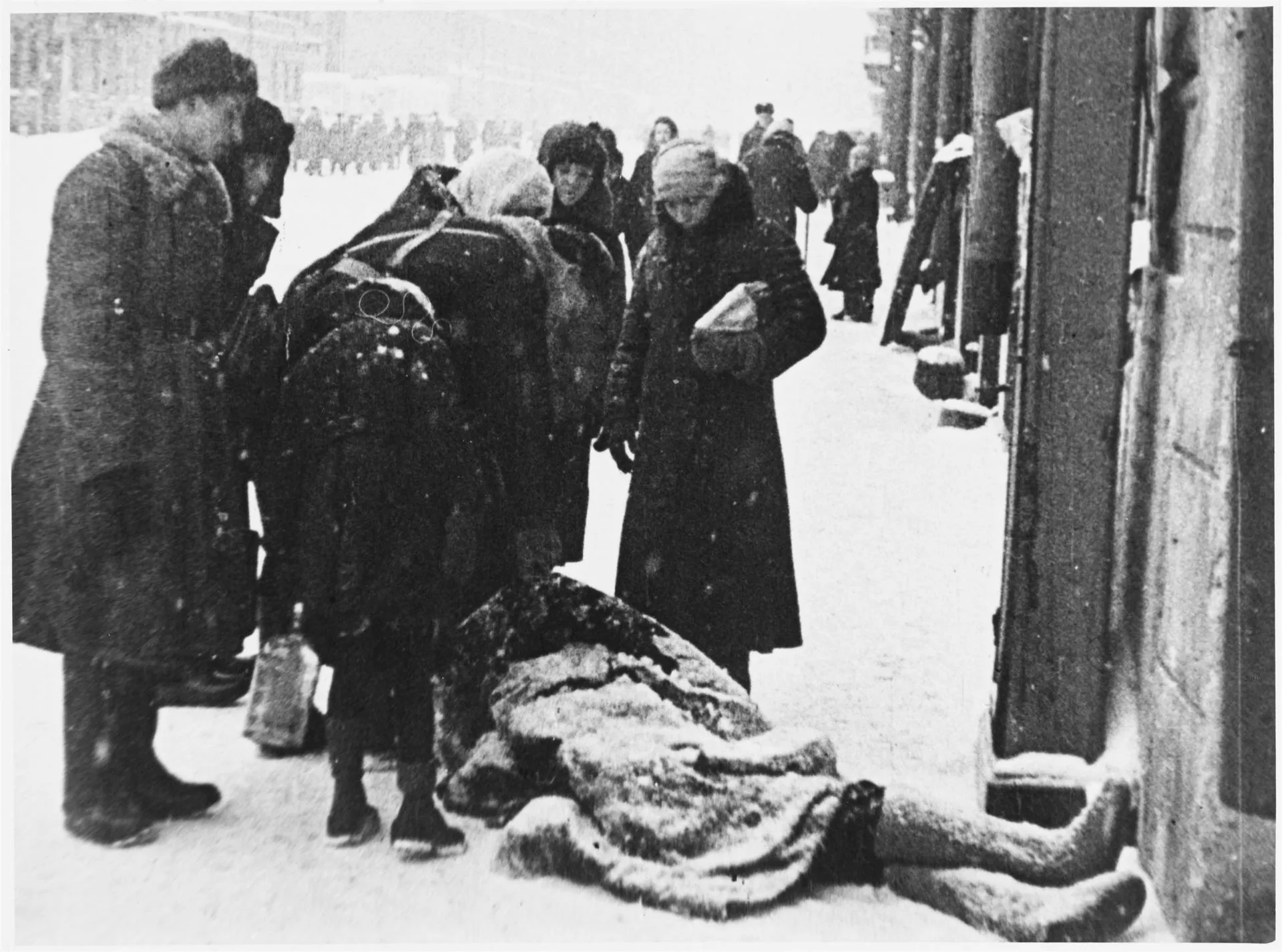 На улицах блокадного Ленинграда, 1942 год / Mary Evans Picture Library