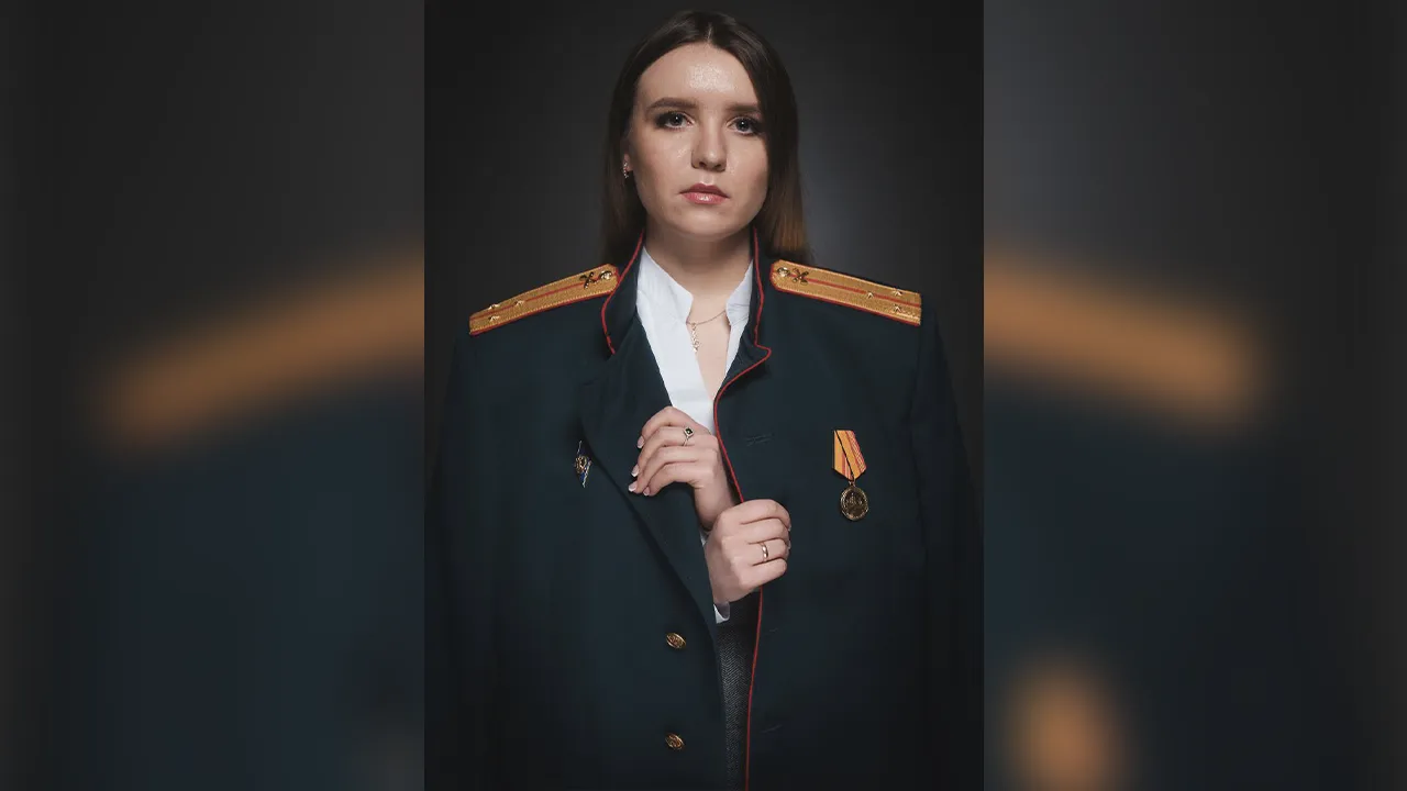 Надев парадный китель супруга, Александра почувствовала гордость
