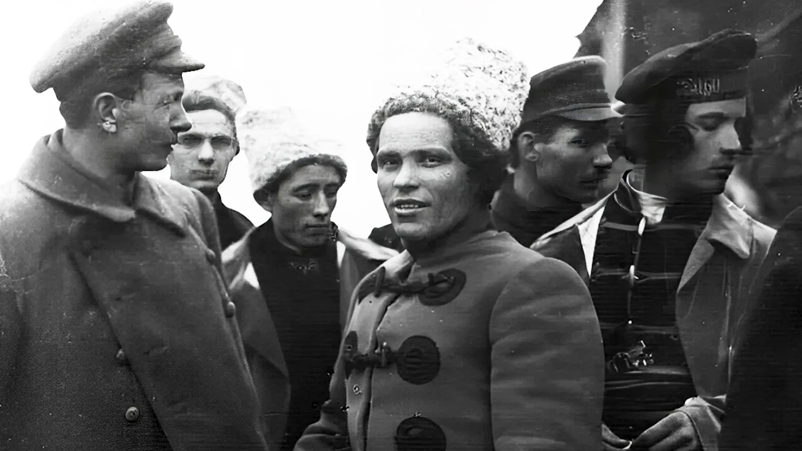 Нестор Махно (в папахе в центре) вместе со своими соратниками: Семеном Каретниковым (слева) и Феодосием Щусем (справа), 1919 год