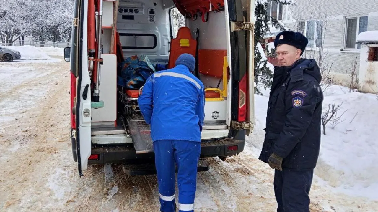 Работники ГКУ МО «Мособлпожспас» проникли в запертую квартиру через балкон для спасения пенсионерки