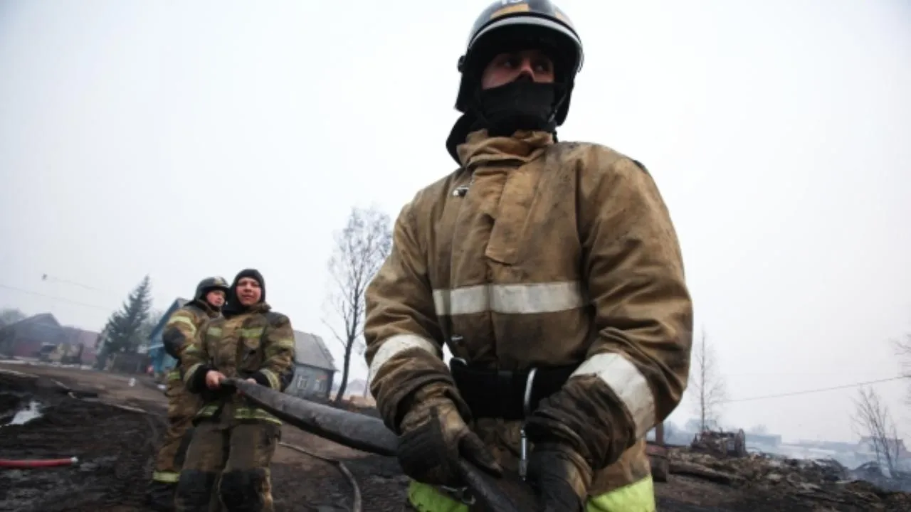 Жителей уральского поселка эвакуировали из-за пожара на складах с порохом