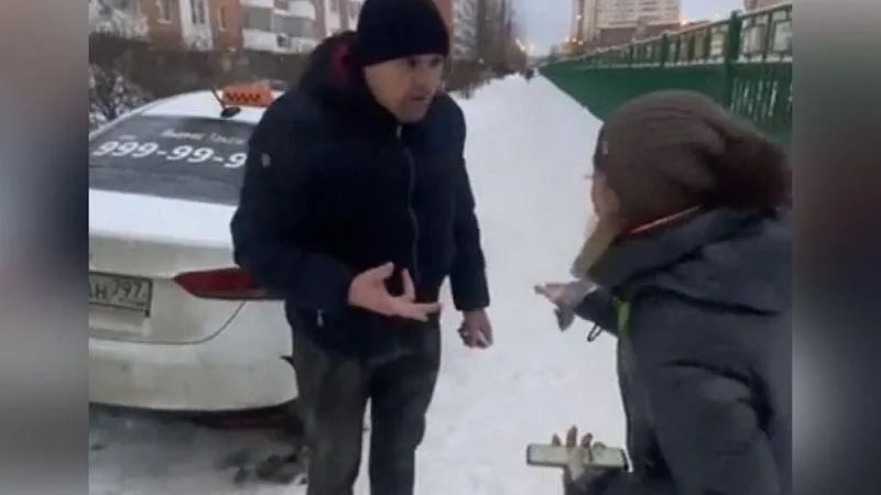 Агрессивный водитель такси, занявший тротуар вместо парковки, напал на жителя Лобни