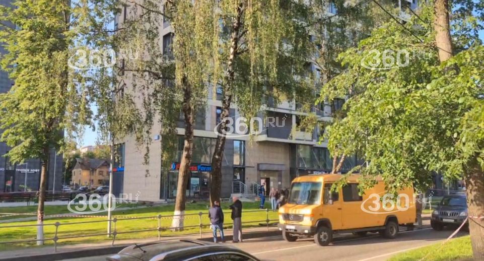 Беспилотники совершили налет на Подмосковье. Один из дронов попал в многоэтажку, в сеть попали кадры пожара