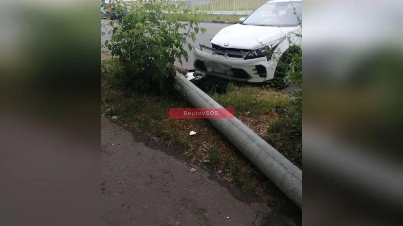 Машина каршеринга снесла столб в Реутове