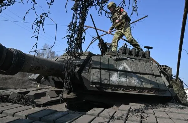 Военнослужащий группировки войск «Север» ВС России на подбитом танке М1» Абрамс» ВСУ, эвакуированном из-под Суджи