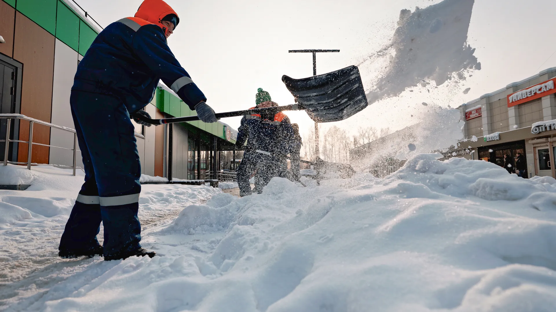 Снежный десант «тимуровцев»: в Наро-Фоминске подростки сменили смартфоны на лопаты ради помощи ветерану