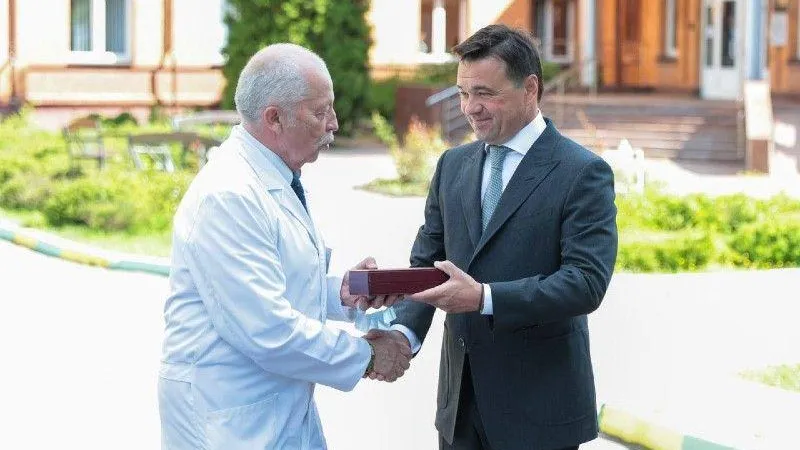 Андрей Воробьев и Лео Бокерия поздравили врачей в Одинцово