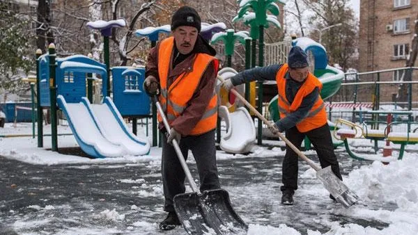 Коммунальщики Подмосковья ликвидируют последствия снегопада