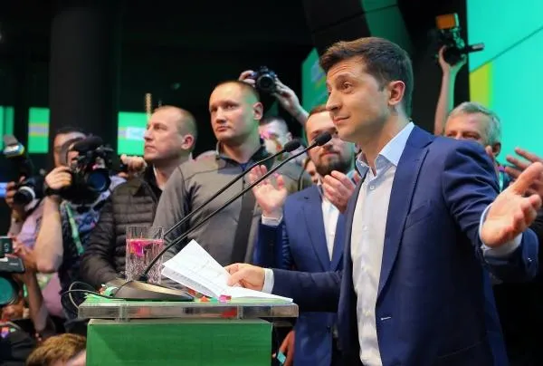 Еще кандидат в президенты от партии «Слуга народа» Владимир Зеленский выступает в собственном штабе в конгрессно-выставочном центре «Парковый» во время объявления первых итогов голосования второго тура выборов президента Украины, 2019 год