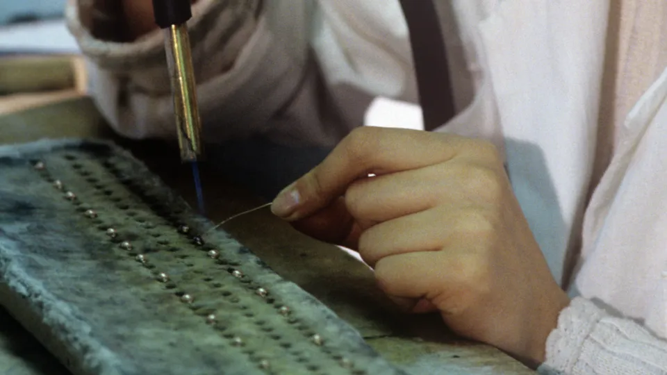 Работница предприятия АО «Бронницкий ювелир» плавит золотые элементы для ювелирных украшений. Город Бронницы. Фото: РИА Новости/Олег Ласточкин