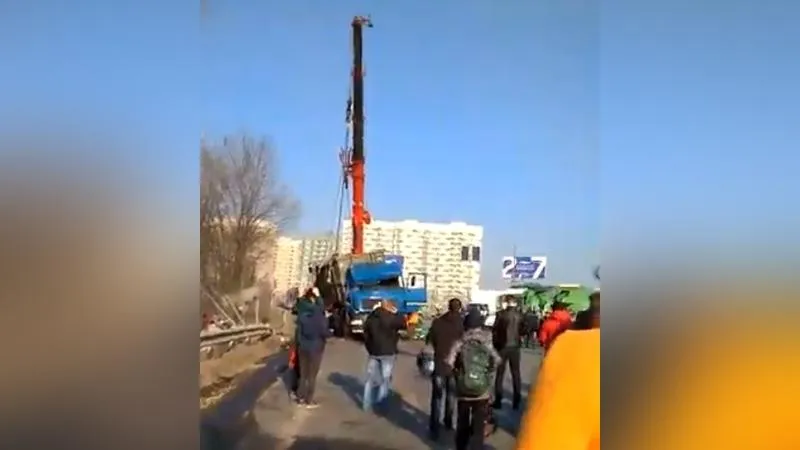 Люди шли пешком в Москву: причиной глухой пробки в Люберцах стал мусоровоз