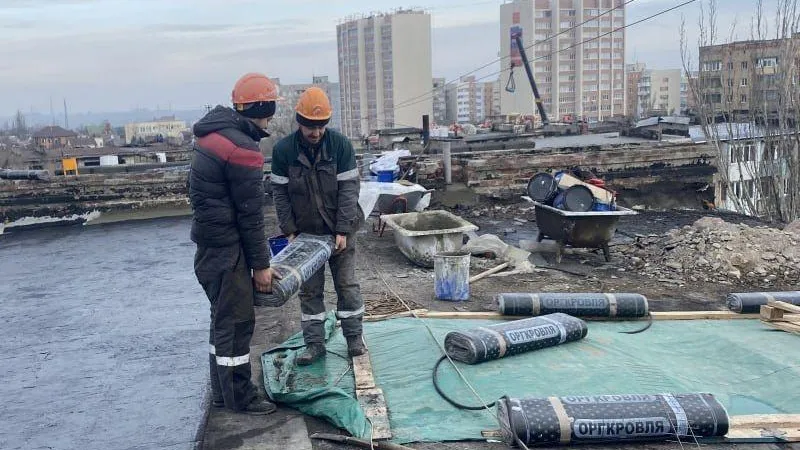 Подмосковные специалисты продолжают контроль восстановления домов в Мариуполе