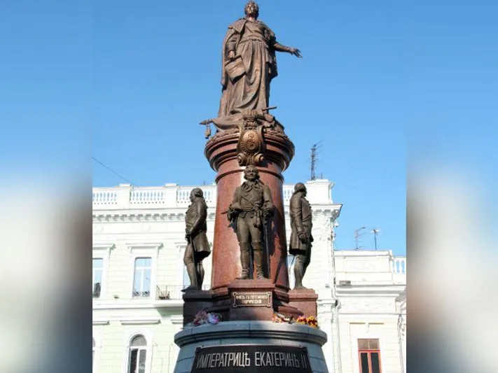 «С украинцами мы, в конце концов, разберемся, а вот с Западом…»: политолог о сносе памятника Екатерине II