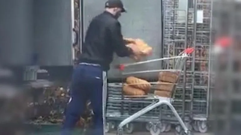 Грязные булки попали на видео в Люберцах