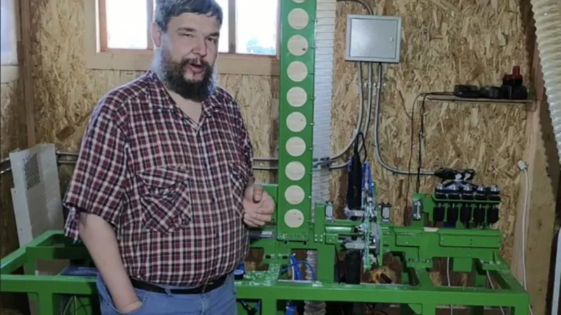 Изобретатель из Реутова, родившийся без кисти, придумал уникальный станок для пчеловодства