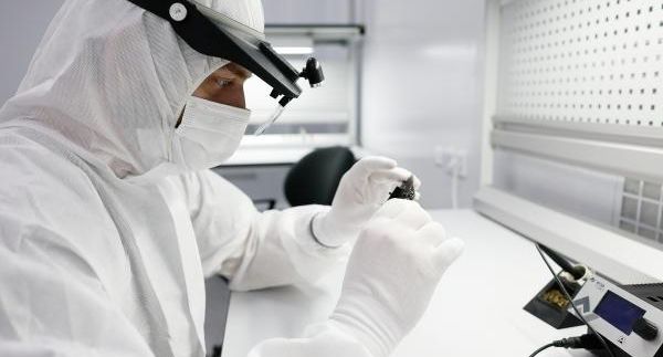 Российские студенты разработали светодиодную маску для ухода за кожей лица