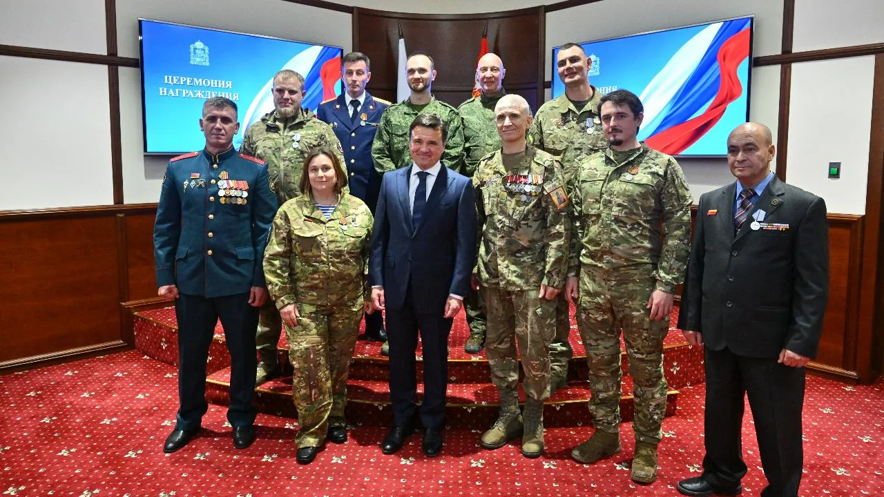 Андрей Воробьев вручил государственные награды добровольцам подразделения БАРС