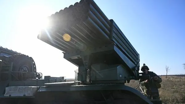 Эксперт: украинские военные не собирались убирать артиллерию от линии соприкосновения