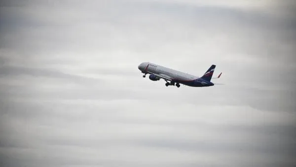 Самолет вернулся в аэропорт Шереметьево из-за больного пассажира