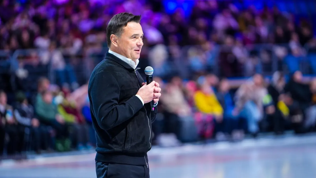 Губернатор Подмосковья поздравил с наступающим Новым годом детей, приехавших на ледовое шоу в Мытищах