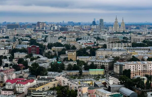 Басманный район в Москве сегодня. На первом плане справа — Хитровская площадь. На дальнем плане справа — высотное здание на площади Красных ворот