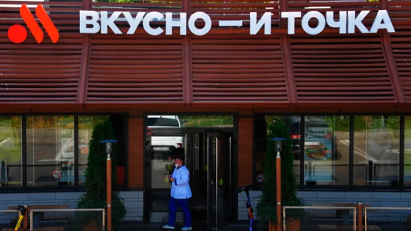 Подростков госпитализировали в реанимацию из ресторана «Вкусно — и точка» в центре Москвы