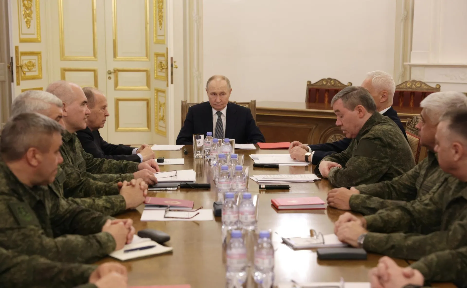 Владимир Путин на совещании с руководством Минобороны и Генштаба. Mikhail Metzel/Kremlin Pool