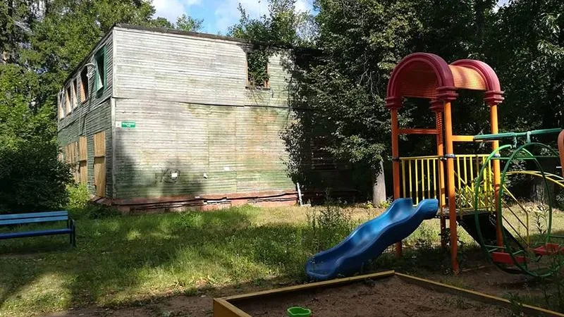Снести заброшенный дом, где живут бомжи, требуют жители Малаховки