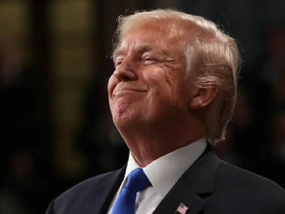 На маркетплейсах начали продавать футболки с «папочкой Трампом»