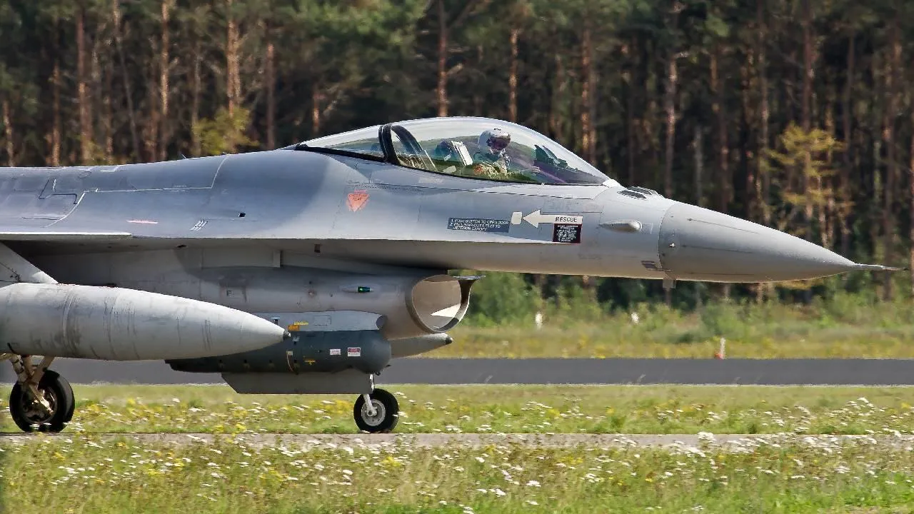 Полковник в отставке Литовкин: истребители F-16 малоэффективны