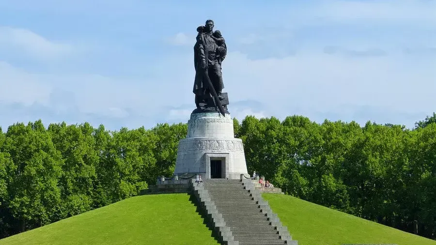 «Простите за внука-предателя!»: фото деда Зеленского появилось у памятника русскому солдату в Берлине