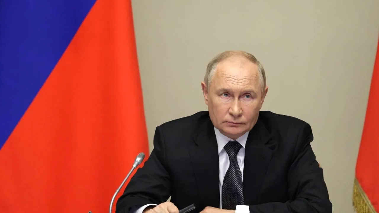 Путин напомнил, что Хрущев фактически подарил Украине входивший в РСФСР Крым