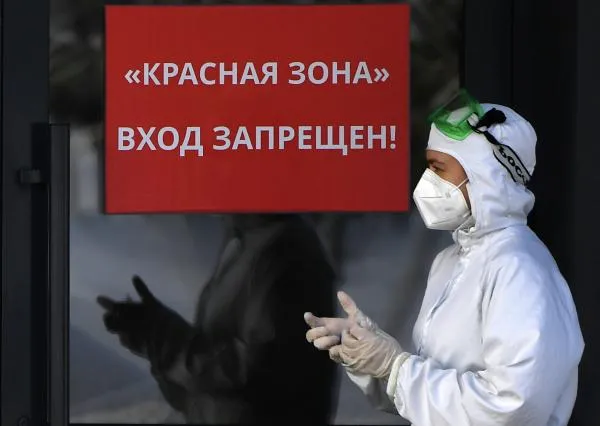 Медицинский работник у входа в «красную зону» Республиканской клинической инфекционной больницы в Казани