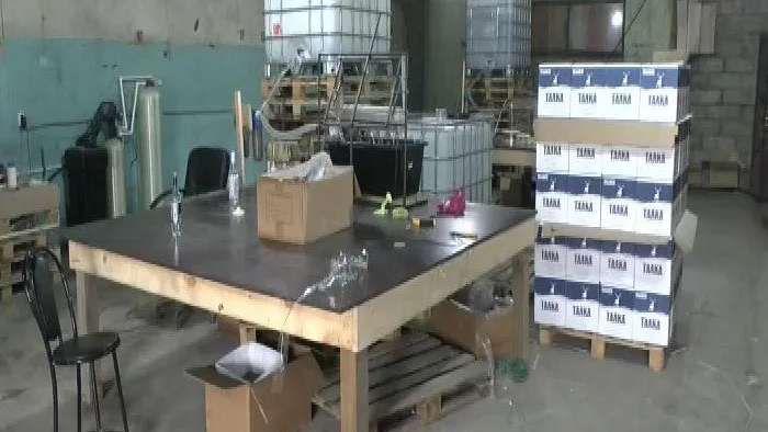 Тонны незаконного алкоголя нашли в коровнике в Подольске