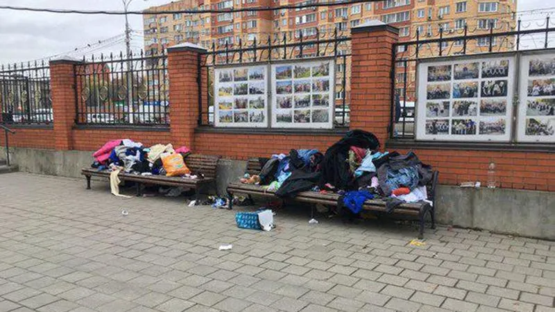 Свалка тряпья образовалась на территории Троицкого собора в Щелкове