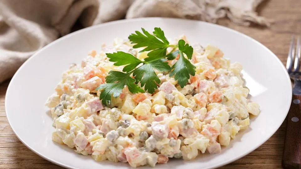 Оливье и «шуба» под вопросом: для кого классические салаты могут быть опасны