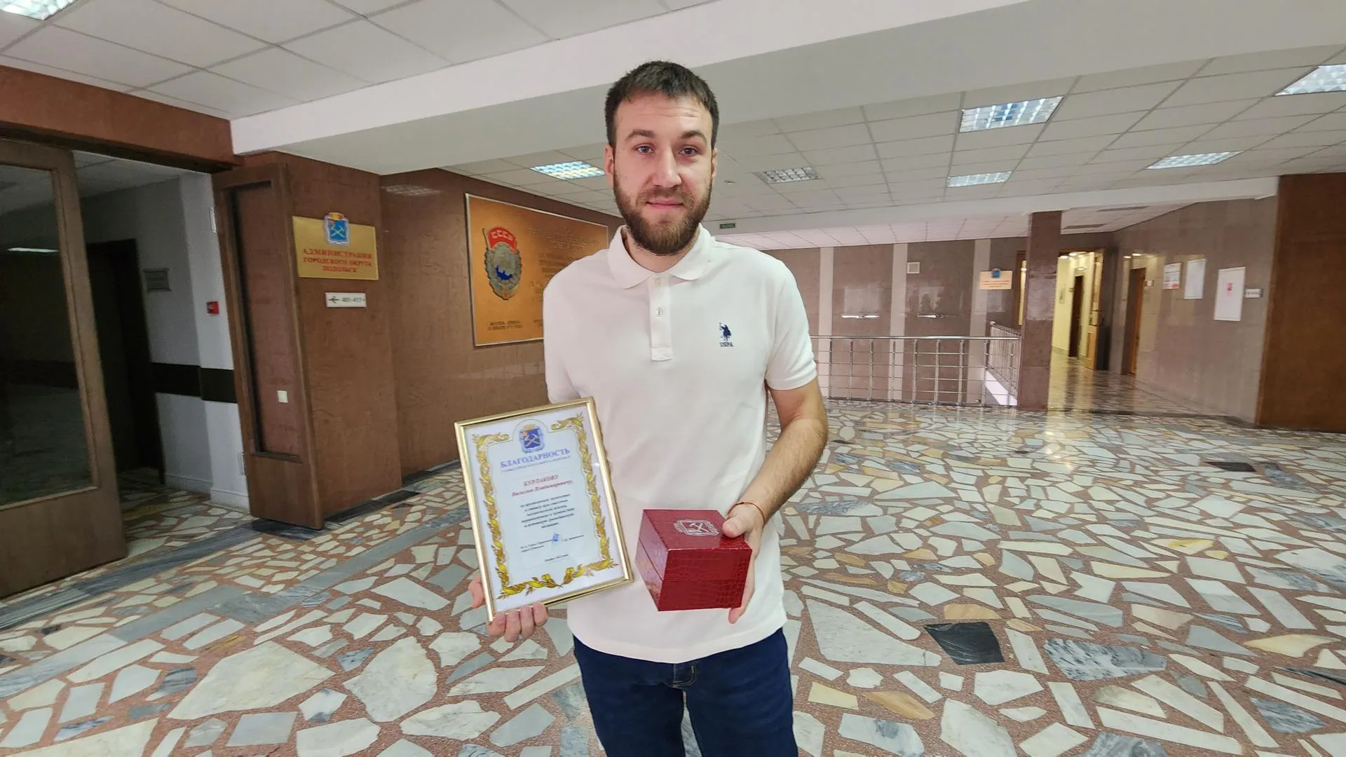 Мужчину, оказавшего первую помощь провалившейся накануне под мост женщине, наградили в Подольске