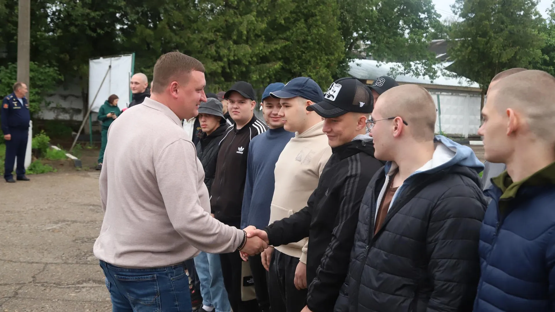 В Луховицах продолжаются  отправки молодых людей для прохождения срочной службы в армии