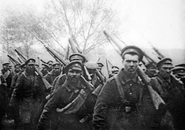 Россия в 1914 году во время Первой мировой войны. Солдаты царской армии отправляются на фронт