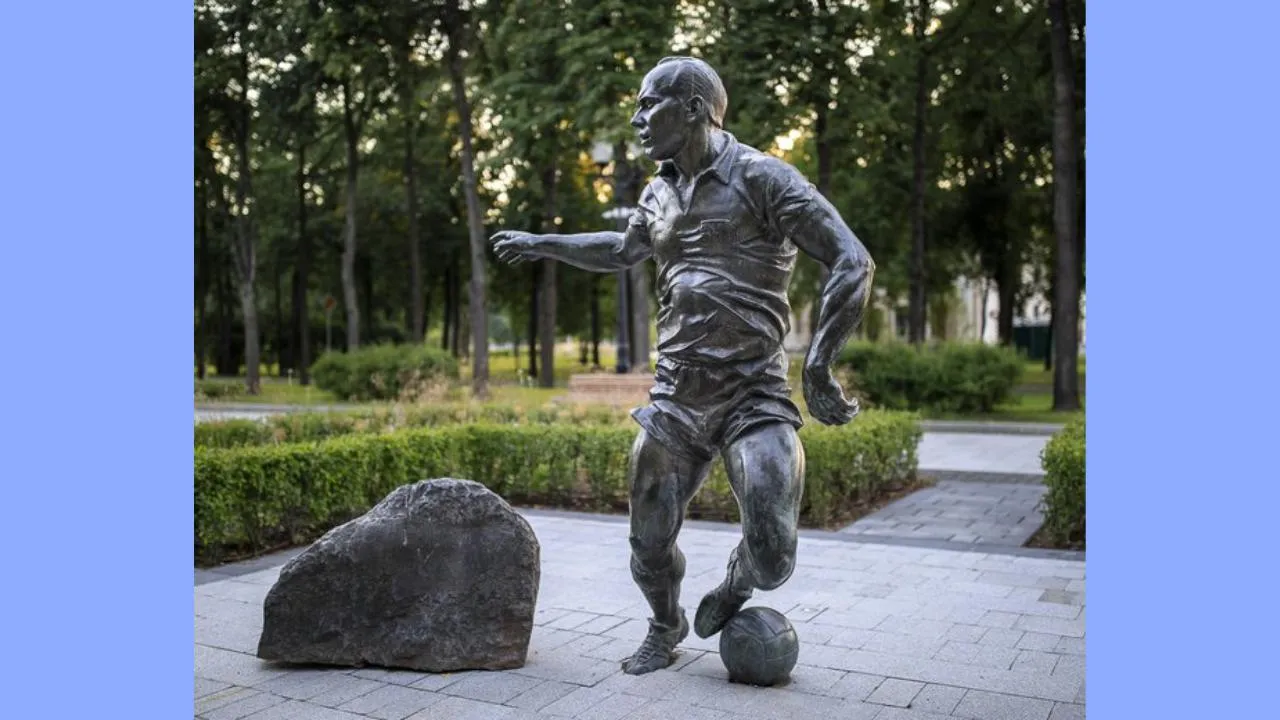 Памятник Эдуарду Стрельцову в «Лужниках». Скульптор А. Рукавишников.