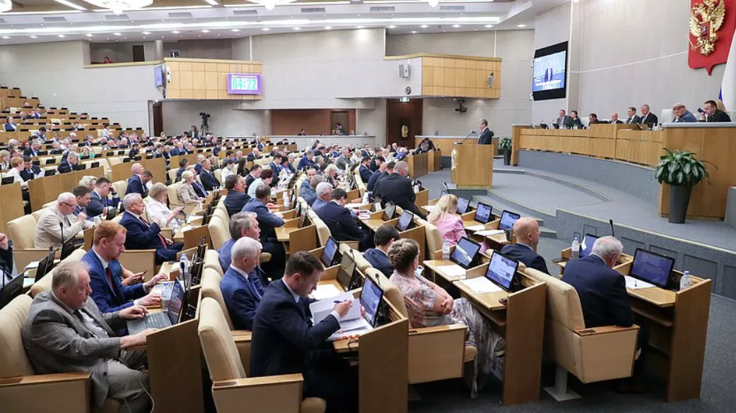 Двух депутатов Госдумы могут лишить должностей и мандатов