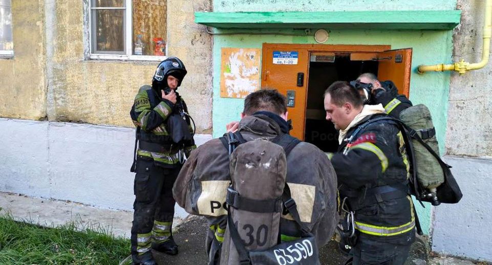 Более 10 человек спасли при пожаре в жилом доме в Воскресенске