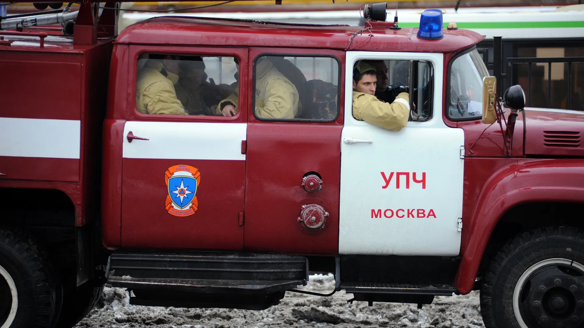 Огонь охватил четыре автомобиля на улице Гримау в Москве